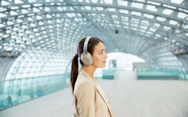 How Noise Cancelling Headphones Can Make Travel More Comfortable